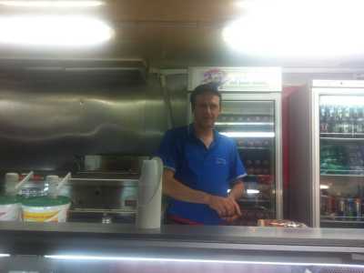 Massimiliano alle prese con la preparazione di un panino